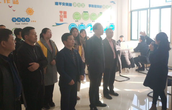 我院学生和沈建良主任和潘川第书记在活动现场_副本.jpg